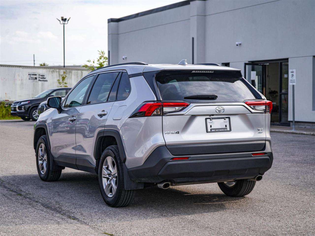 2023 Toyota RAV4 XLE AWD | NO ACCIDENTS | 8 SERVICE RECORDS | SUNROOF Photo