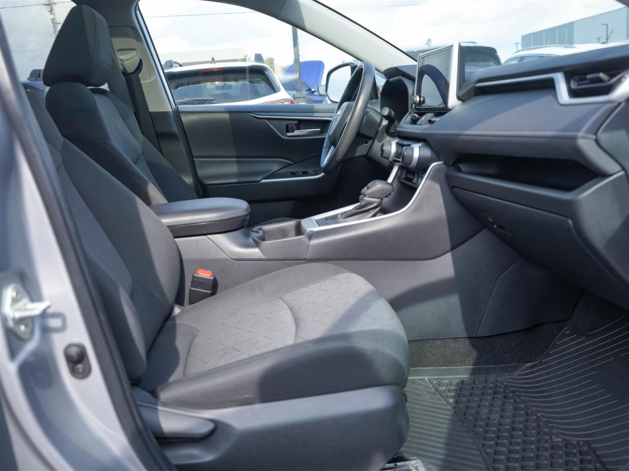 2023 Toyota RAV4 XLE AWD | NO ACCIDENTS | 8 SERVICE RECORDS | SUNROOF Photo