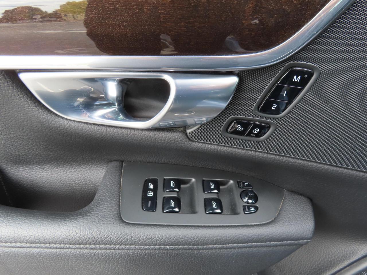 2017 Volvo S90 T6 Momentum Pkg - Navigation - Leather - Sunroof !!! Photo