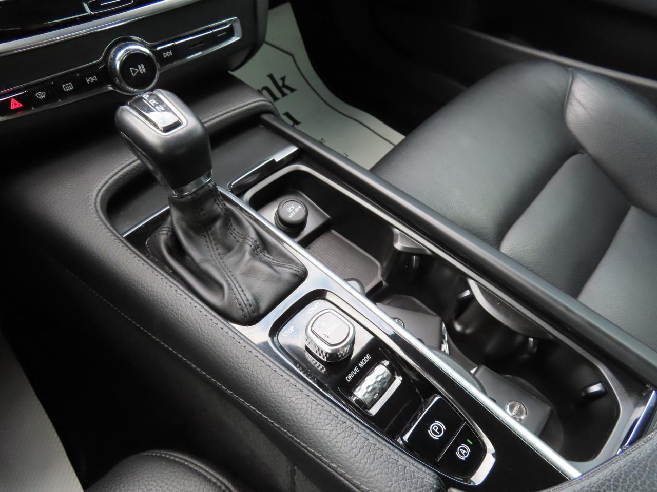 2017 Volvo S90 T6 Momentum Pkg - Navigation - Leather - Sunroof !!! Photo