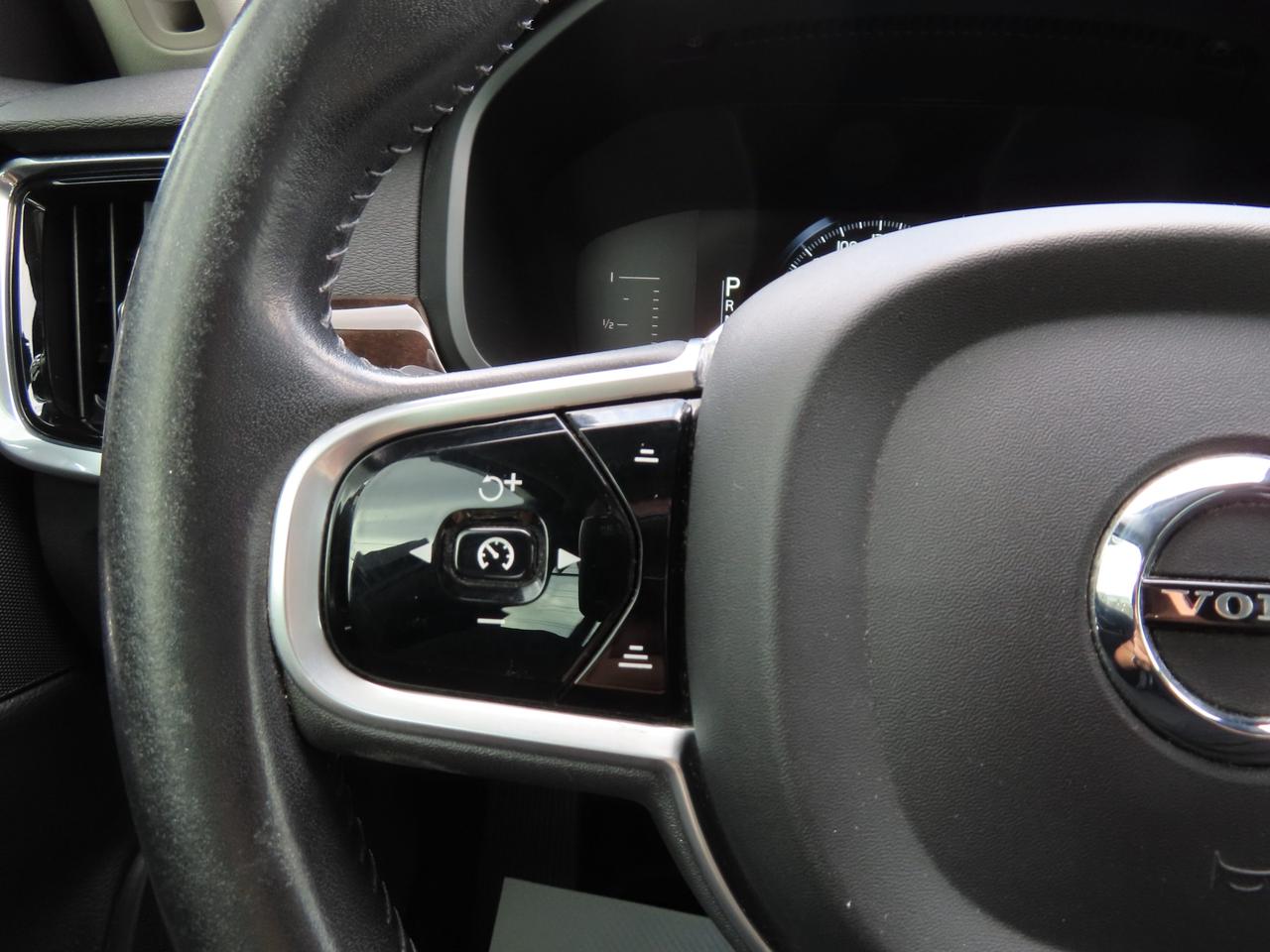 2017 Volvo S90 T6 Momentum Pkg - Navigation - Leather - Sunroof !!! Photo