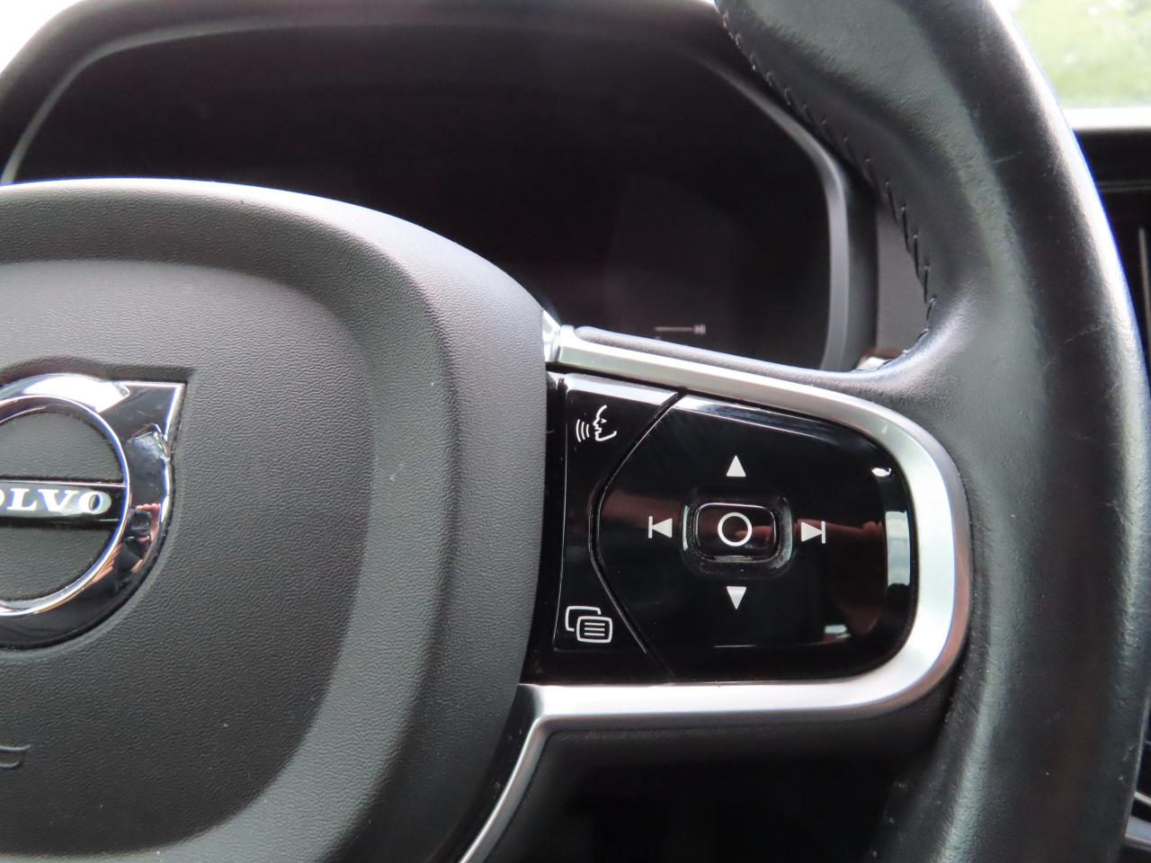 2017 Volvo S90 T6 Momentum Pkg - Navigation - Leather - Sunroof !!! Photo