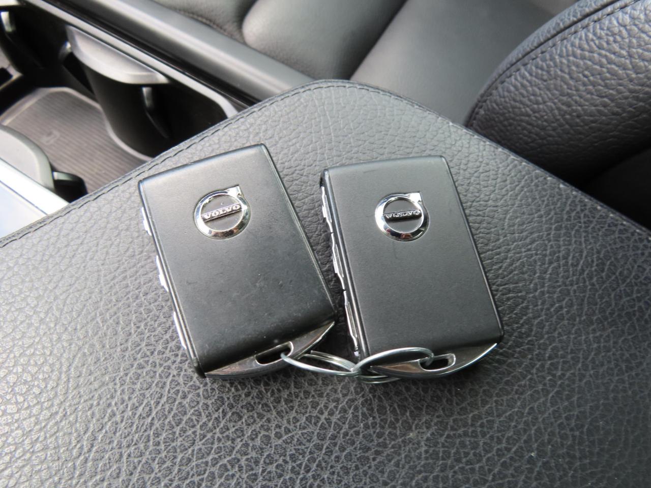 2017 Volvo S90 T6 Momentum Pkg - Navigation - Leather - Sunroof !!! Photo