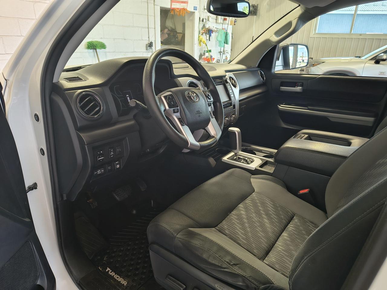 2019 Toyota Tundra SR5 Plus Photo0