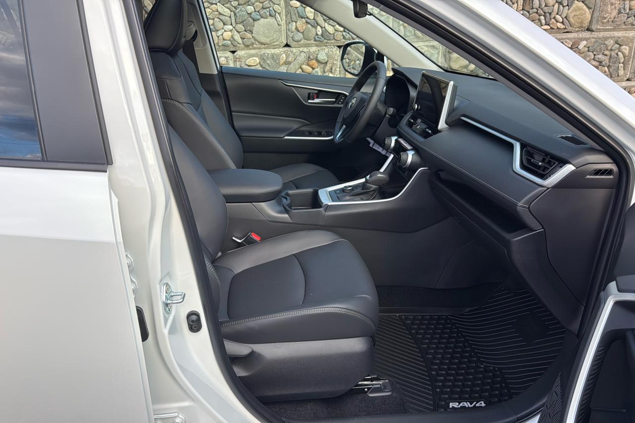 2025 Toyota RAV4 XLE HYBRID Photo