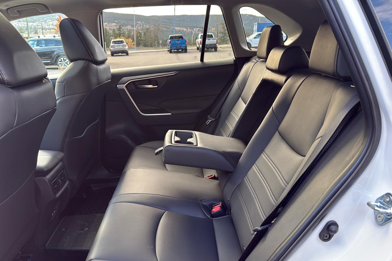 2025 Toyota RAV4 XLE HYBRID Photo