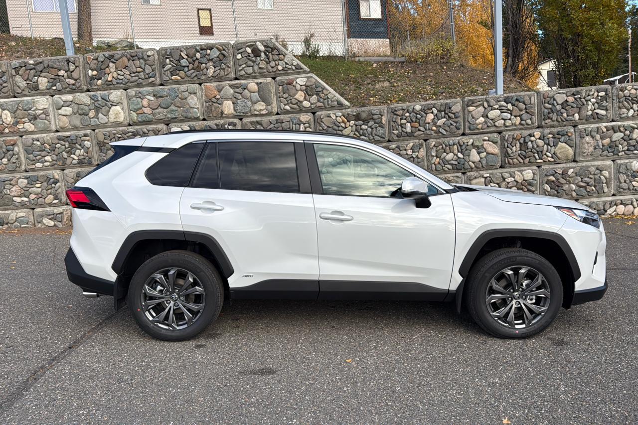 2025 Toyota RAV4 XLE HYBRID Photo