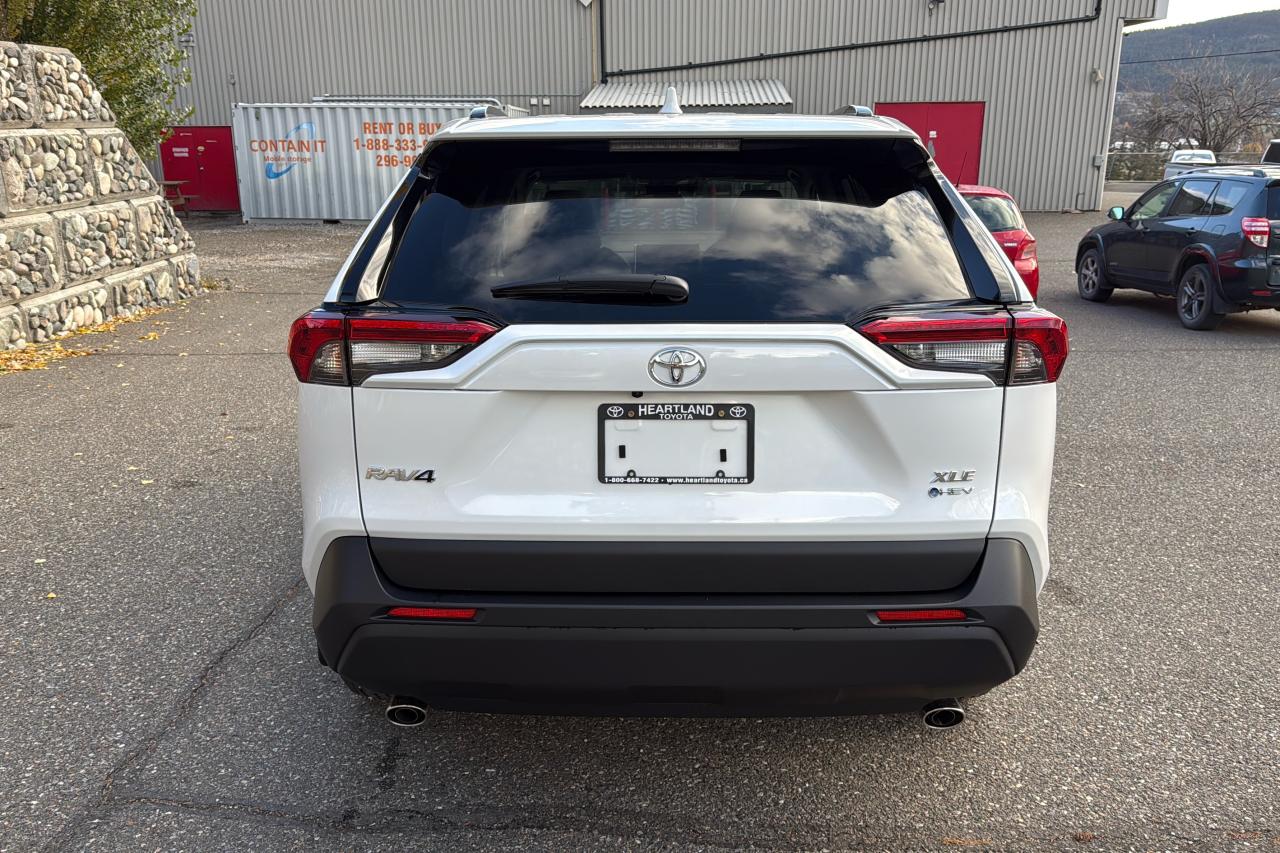 2025 Toyota RAV4 XLE HYBRID Photo
