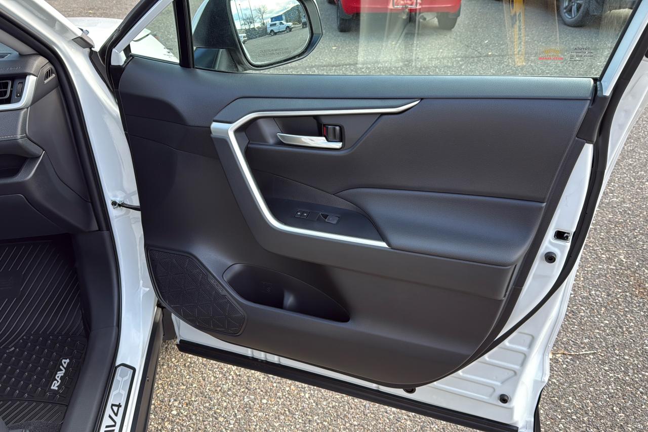 2025 Toyota RAV4 XLE HYBRID Photo