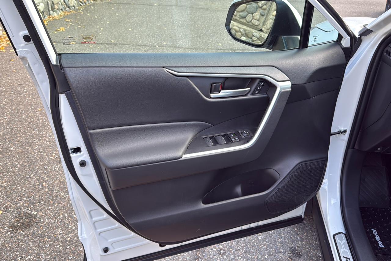 2025 Toyota RAV4 XLE HYBRID Photo