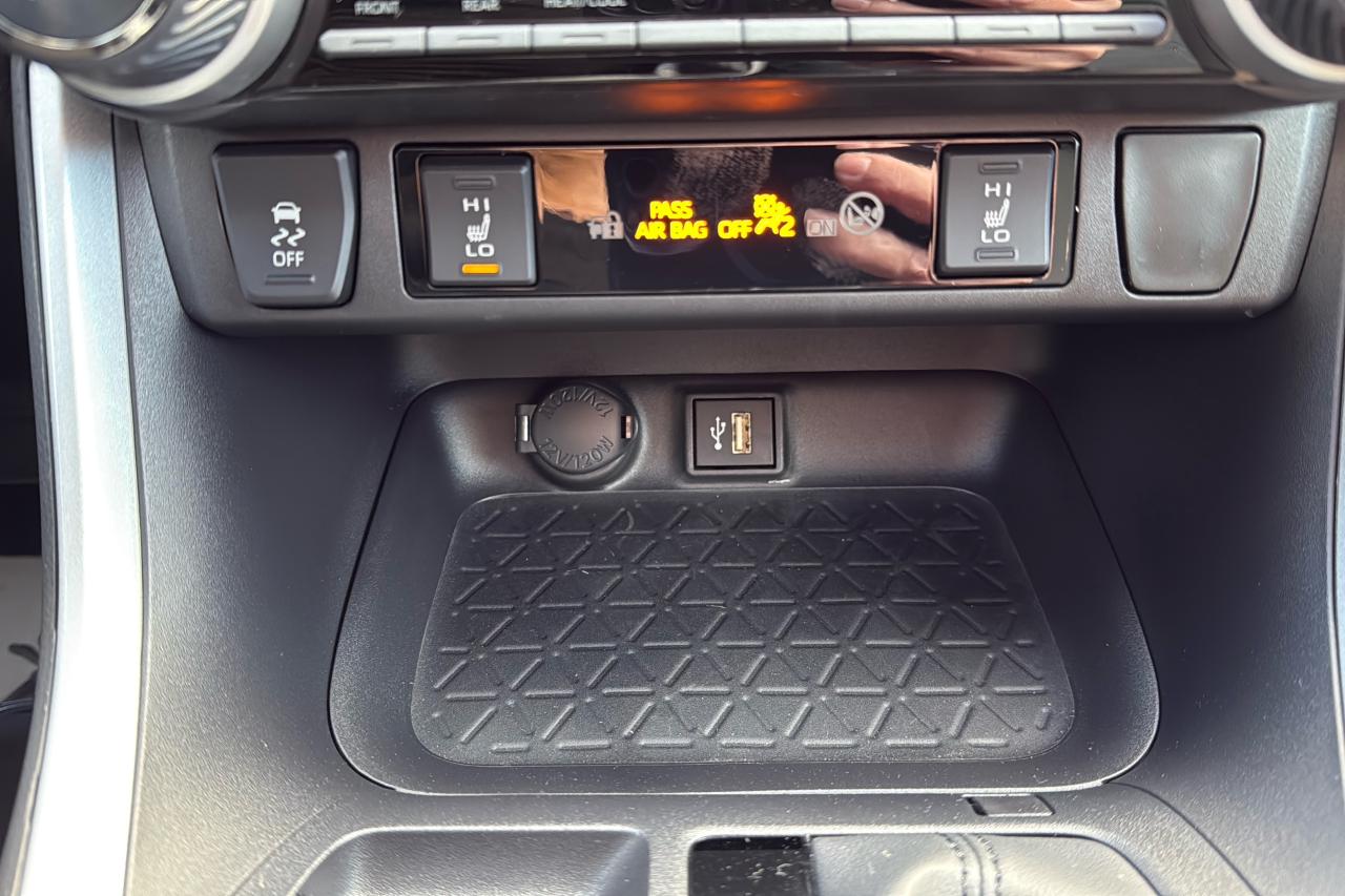 2025 Toyota RAV4 XLE HYBRID Photo