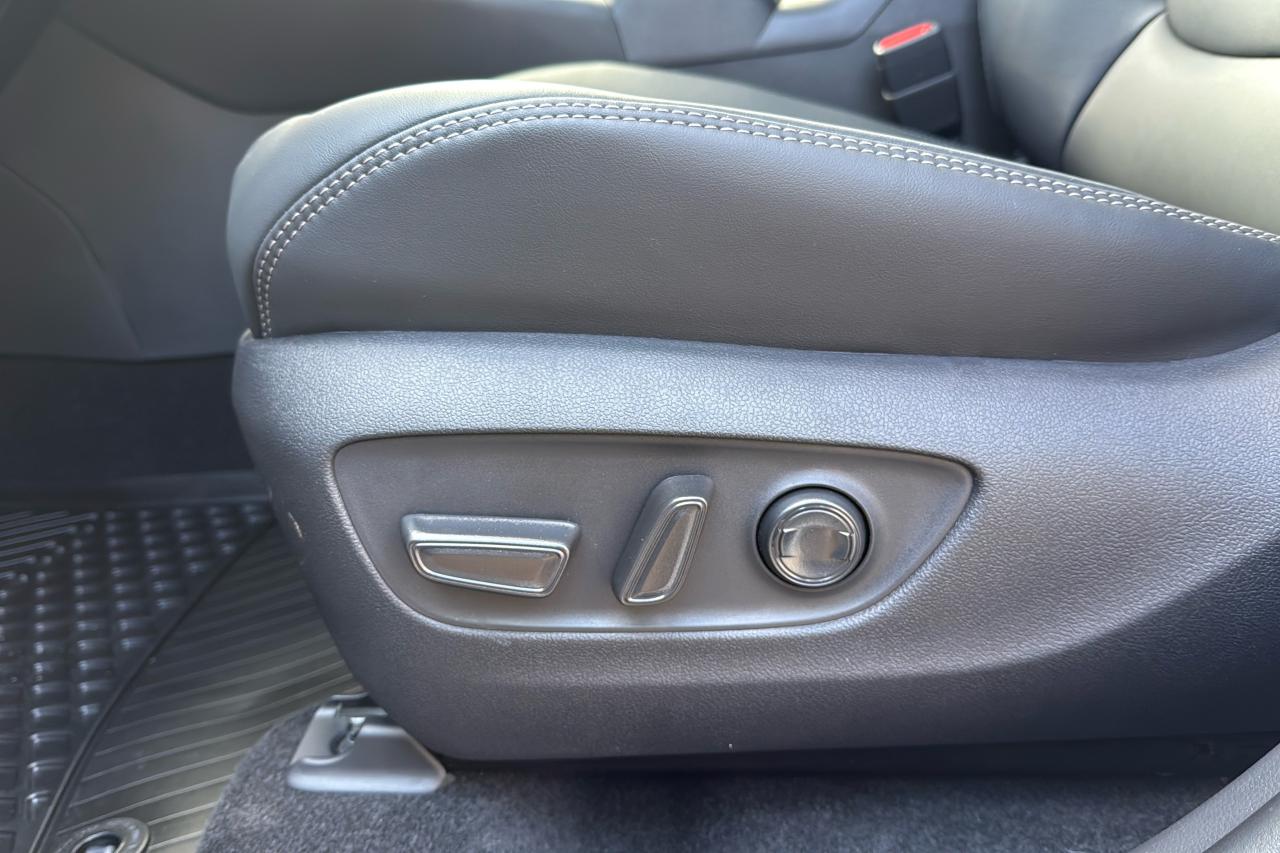 2025 Toyota RAV4 XLE HYBRID Photo