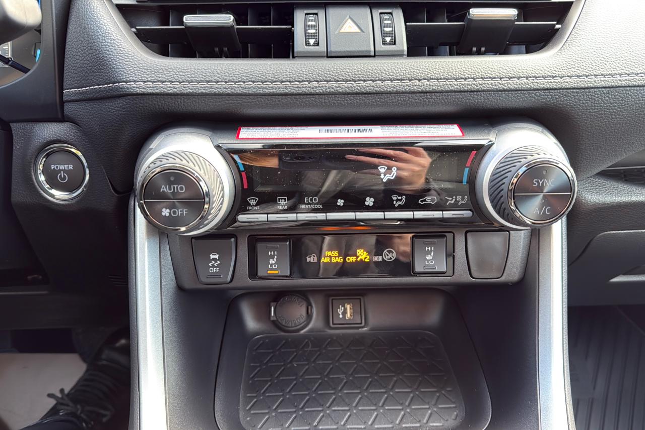 2025 Toyota RAV4 XLE HYBRID Photo