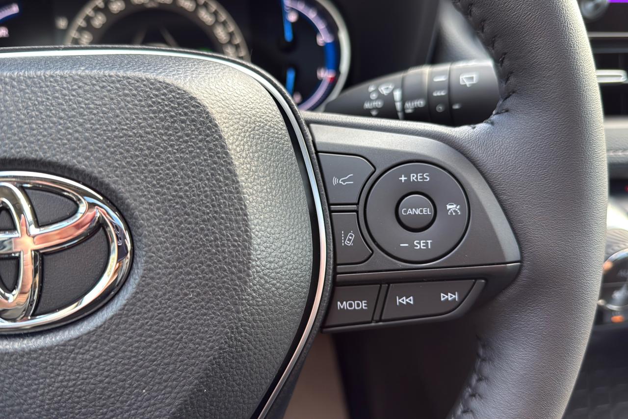 2025 Toyota RAV4 XLE HYBRID Photo