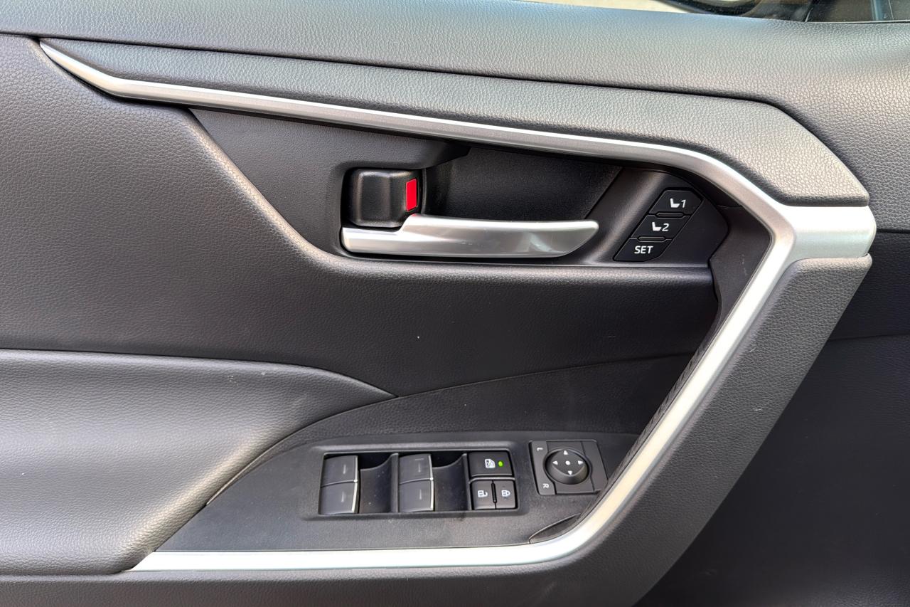 2025 Toyota RAV4 XLE HYBRID Photo