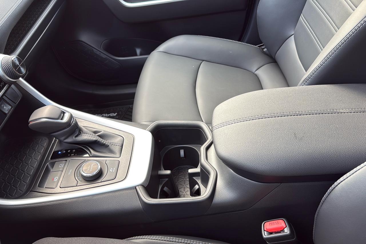 2025 Toyota RAV4 XLE HYBRID Photo