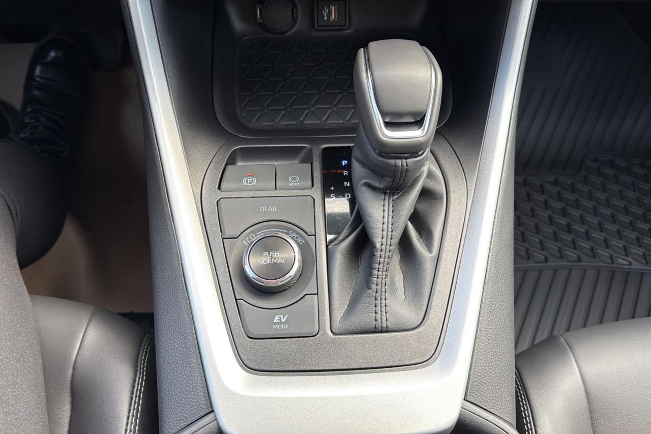 2025 Toyota RAV4 XLE HYBRID Photo