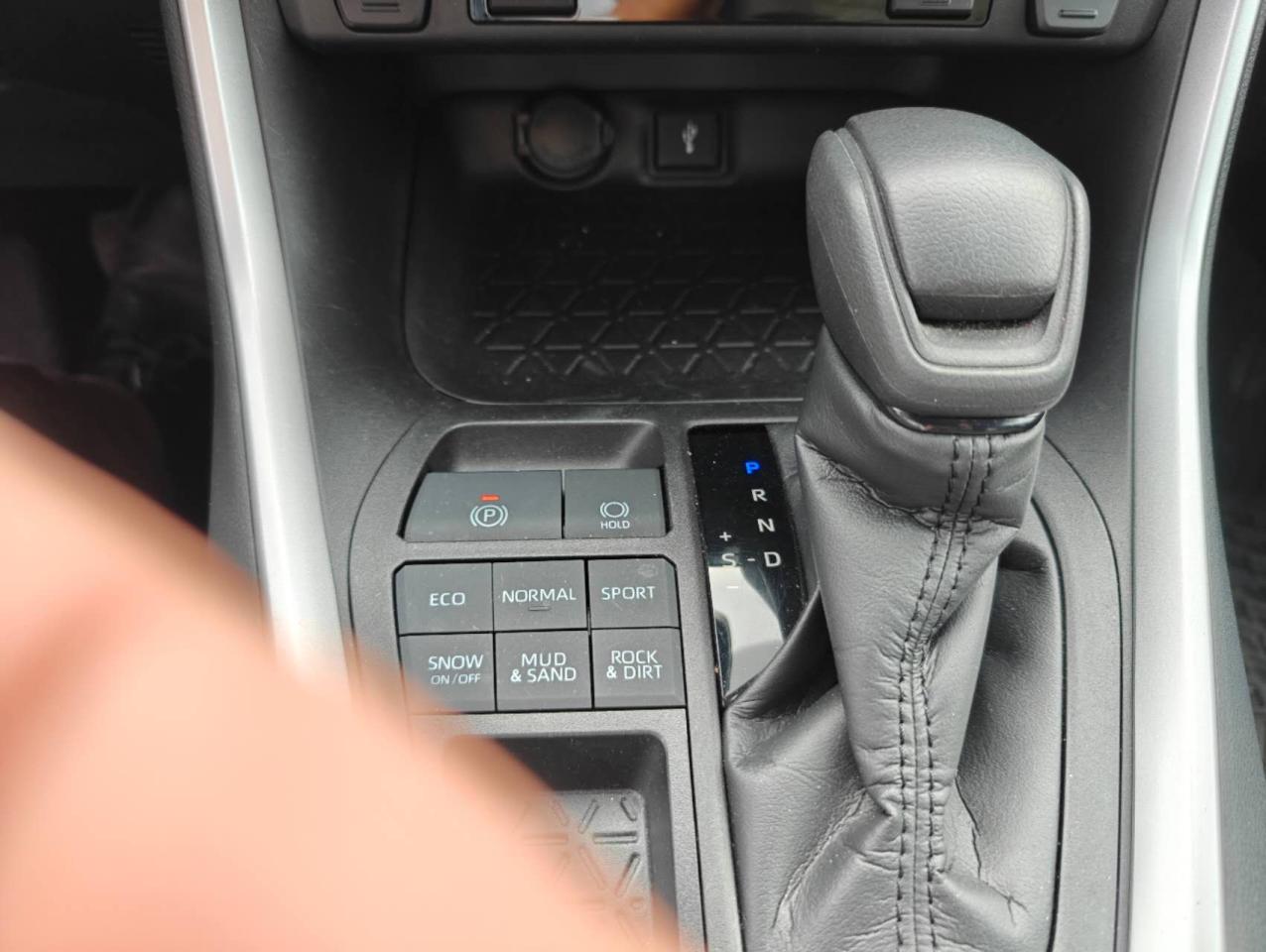 2021 Toyota RAV4 LE AWD - Photo #16