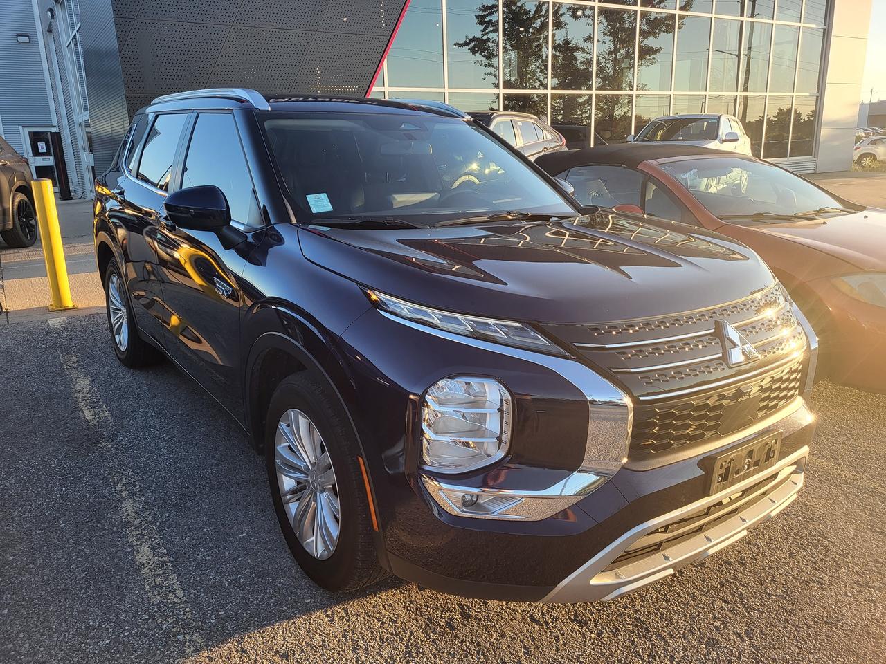 2024 Mitsubishi Outlander PHEV LE Photo