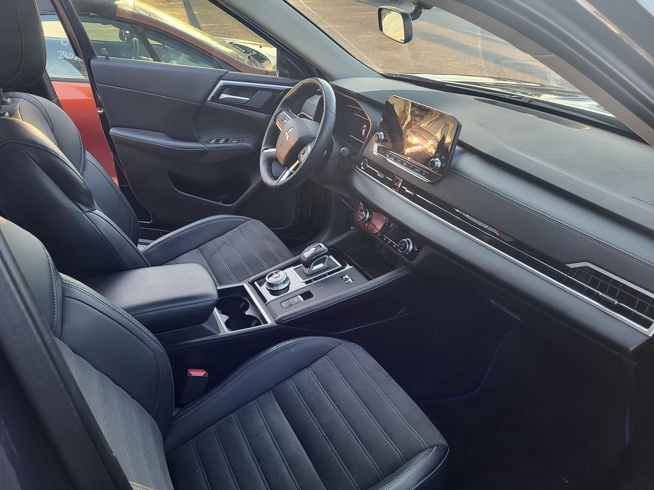 2024 Mitsubishi Outlander PHEV LE Photo