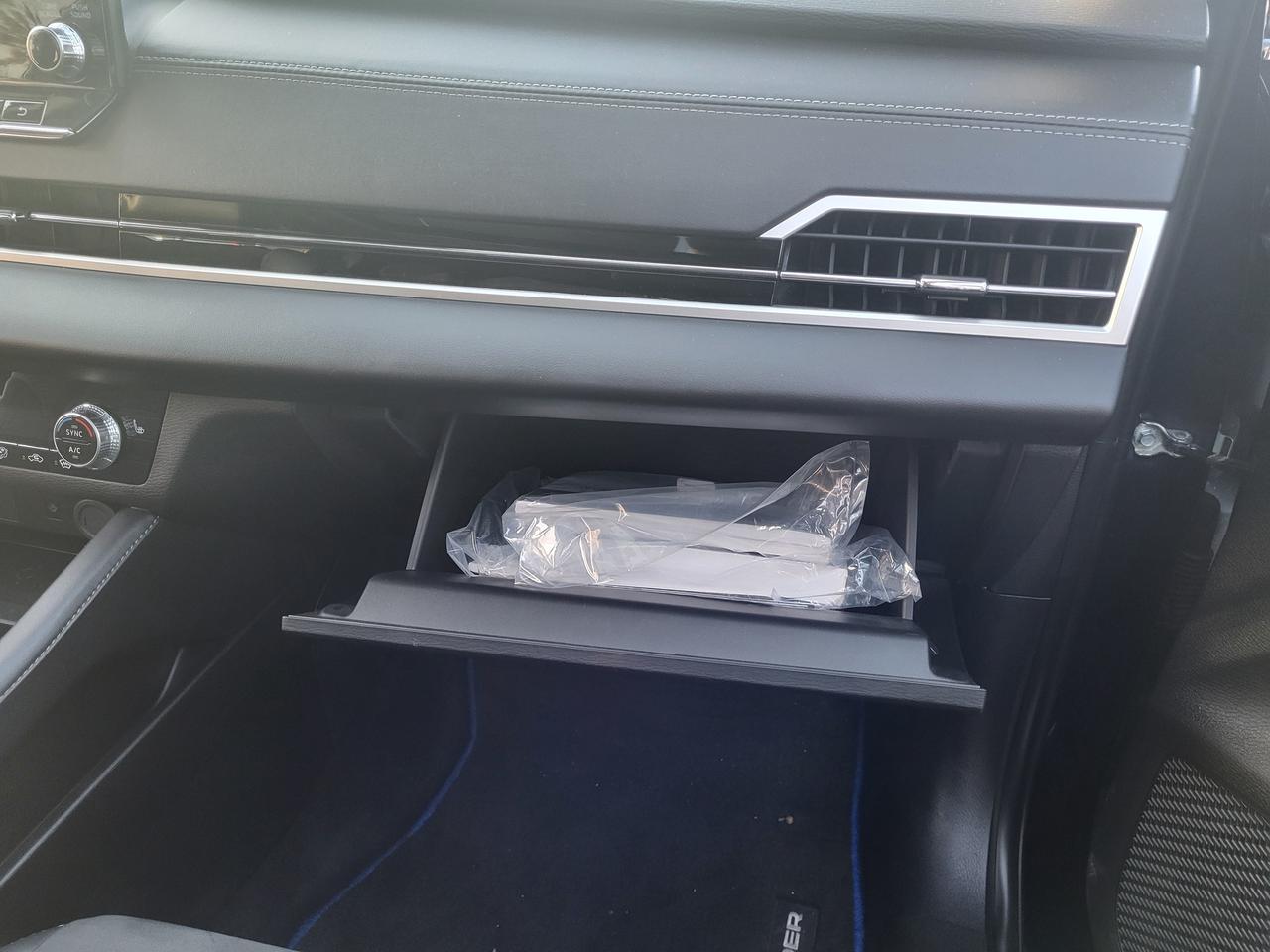 2024 Mitsubishi Outlander PHEV LE Photo