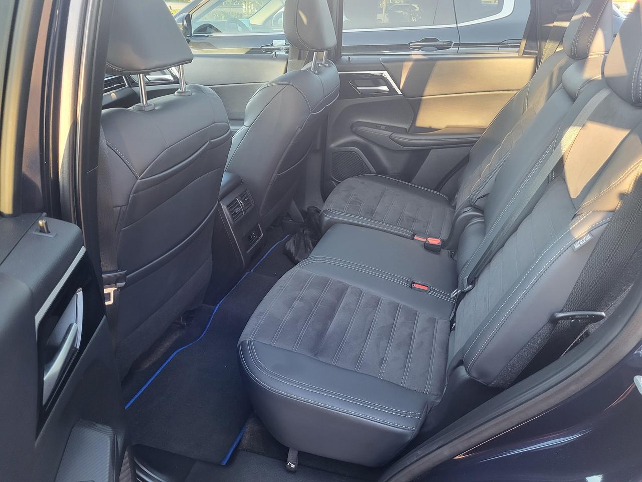 2024 Mitsubishi Outlander PHEV LE Photo