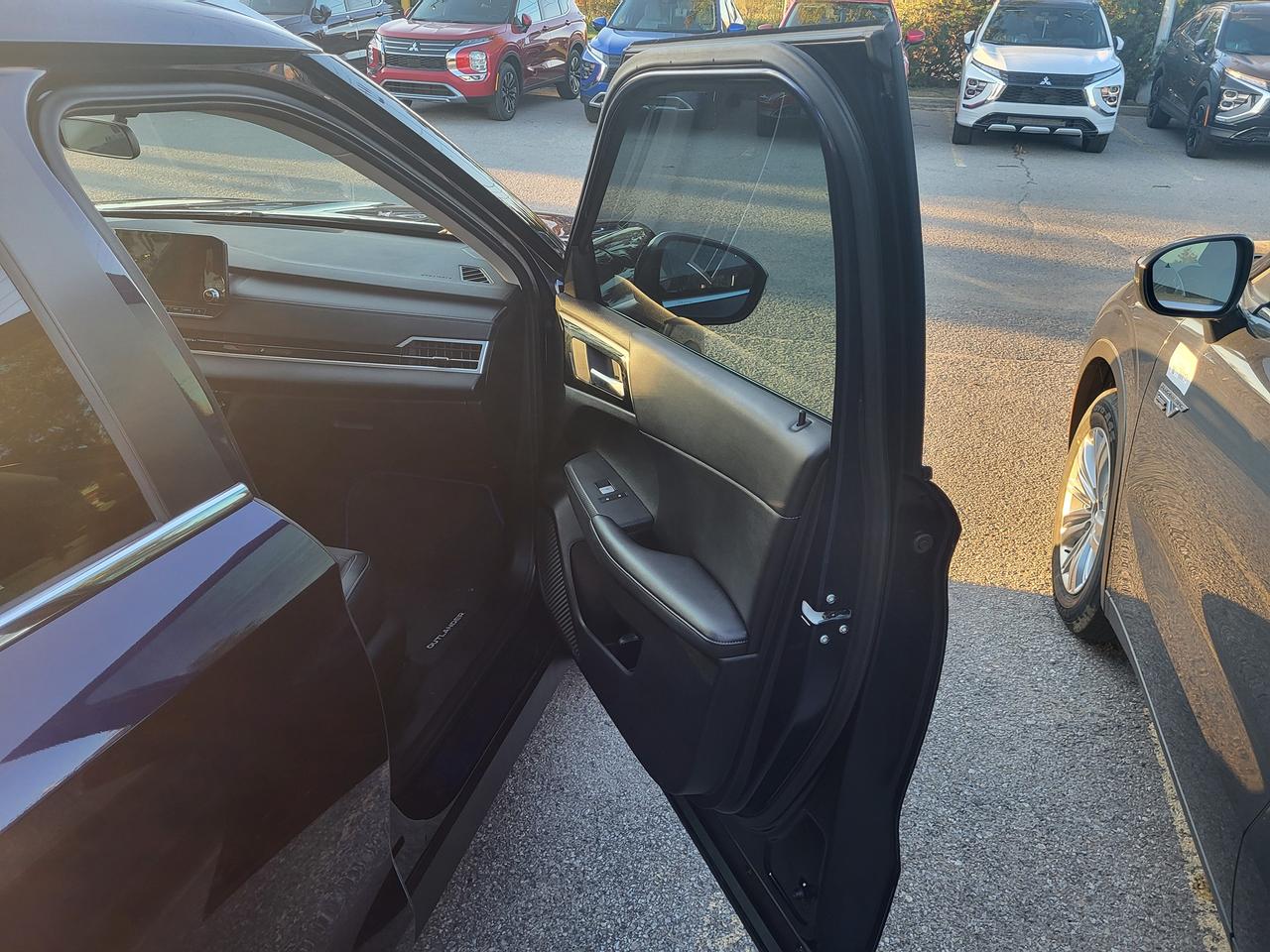 2024 Mitsubishi Outlander PHEV LE Photo