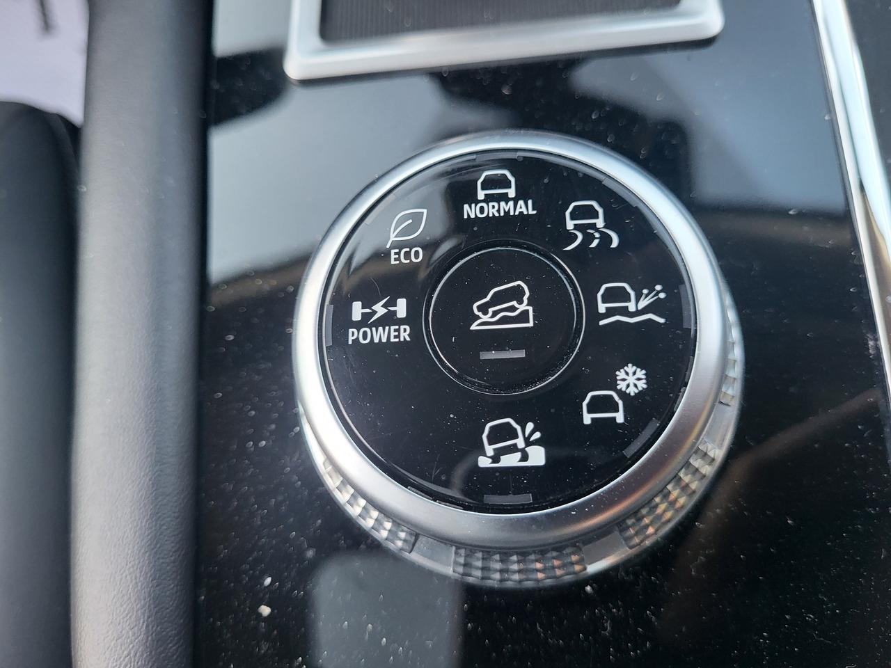 2024 Mitsubishi Outlander PHEV LE Photo