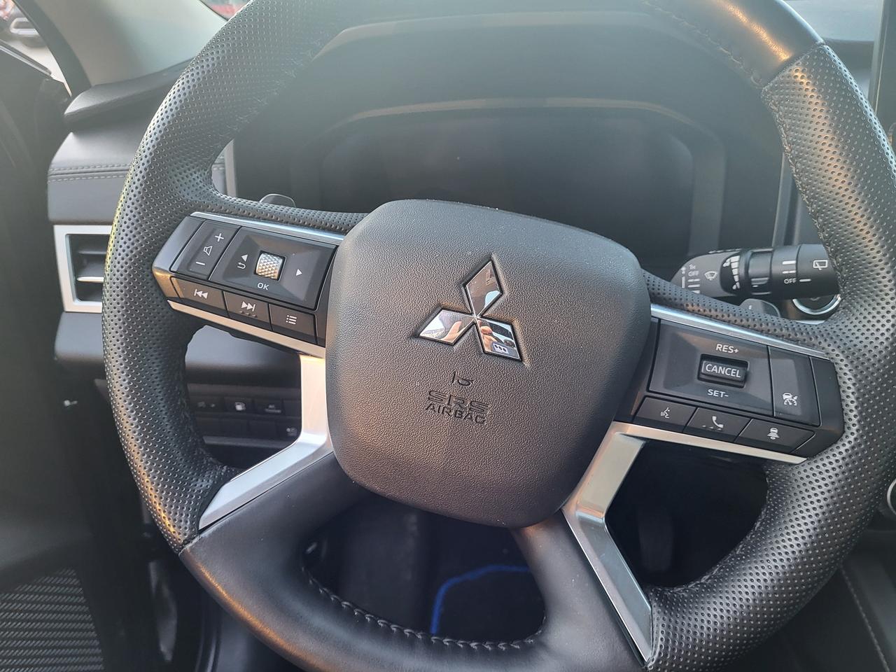 2024 Mitsubishi Outlander PHEV LE Photo