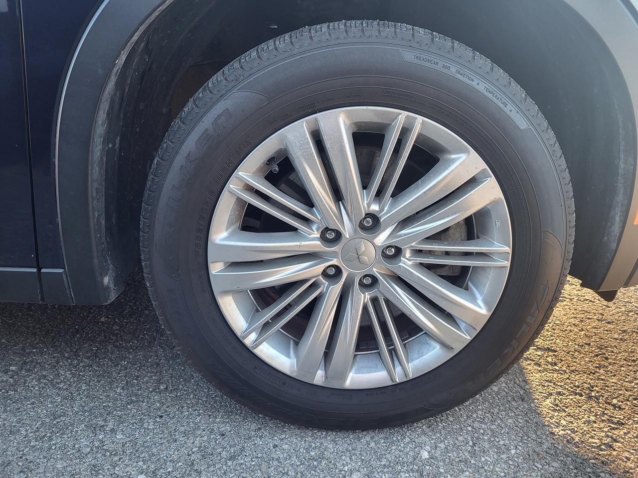 2024 Mitsubishi Outlander PHEV LE Photo