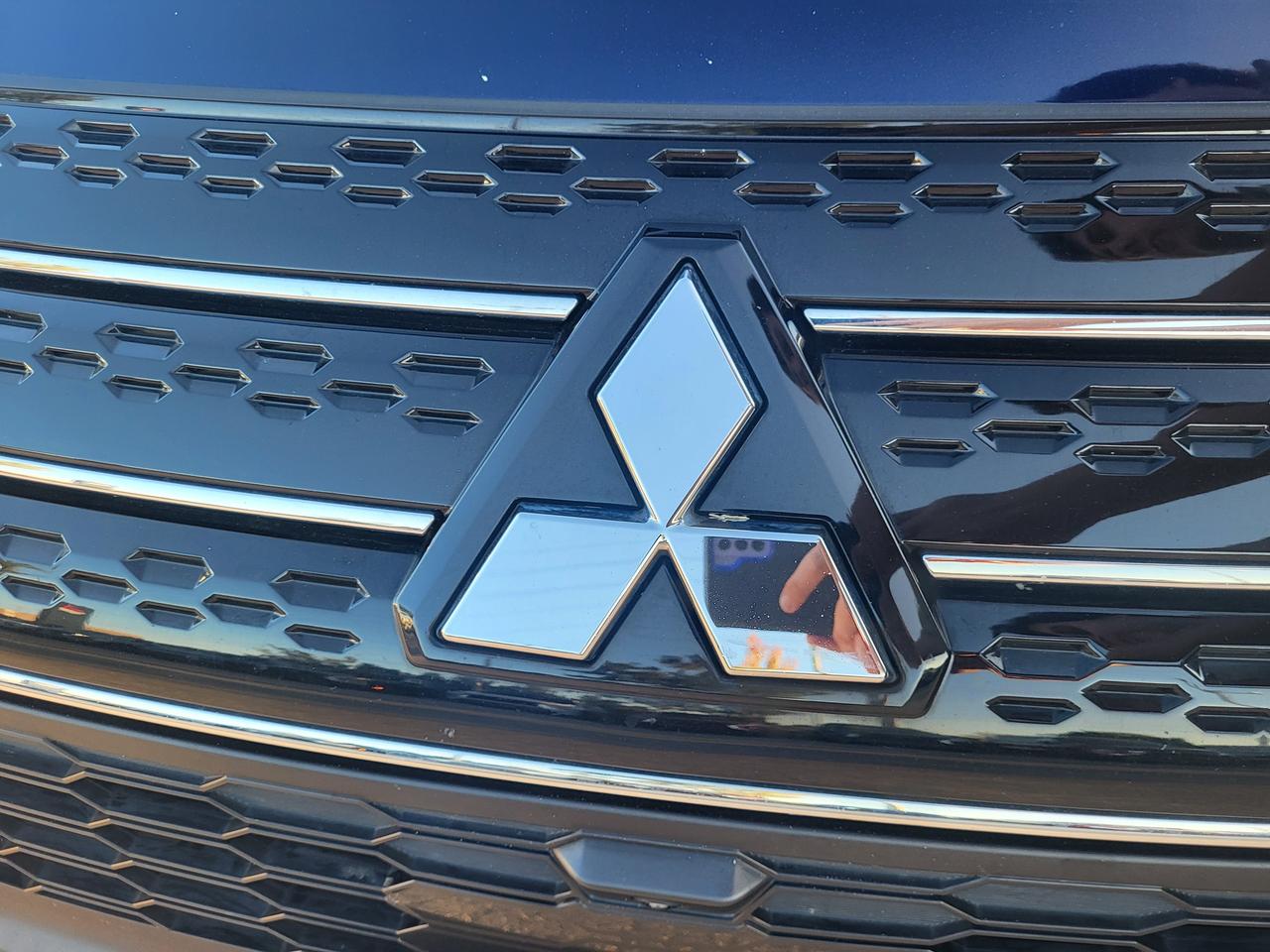 2024 Mitsubishi Outlander PHEV LE Photo
