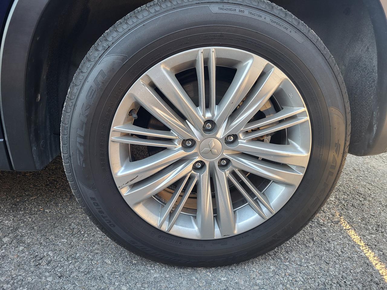 2024 Mitsubishi Outlander PHEV LE Photo