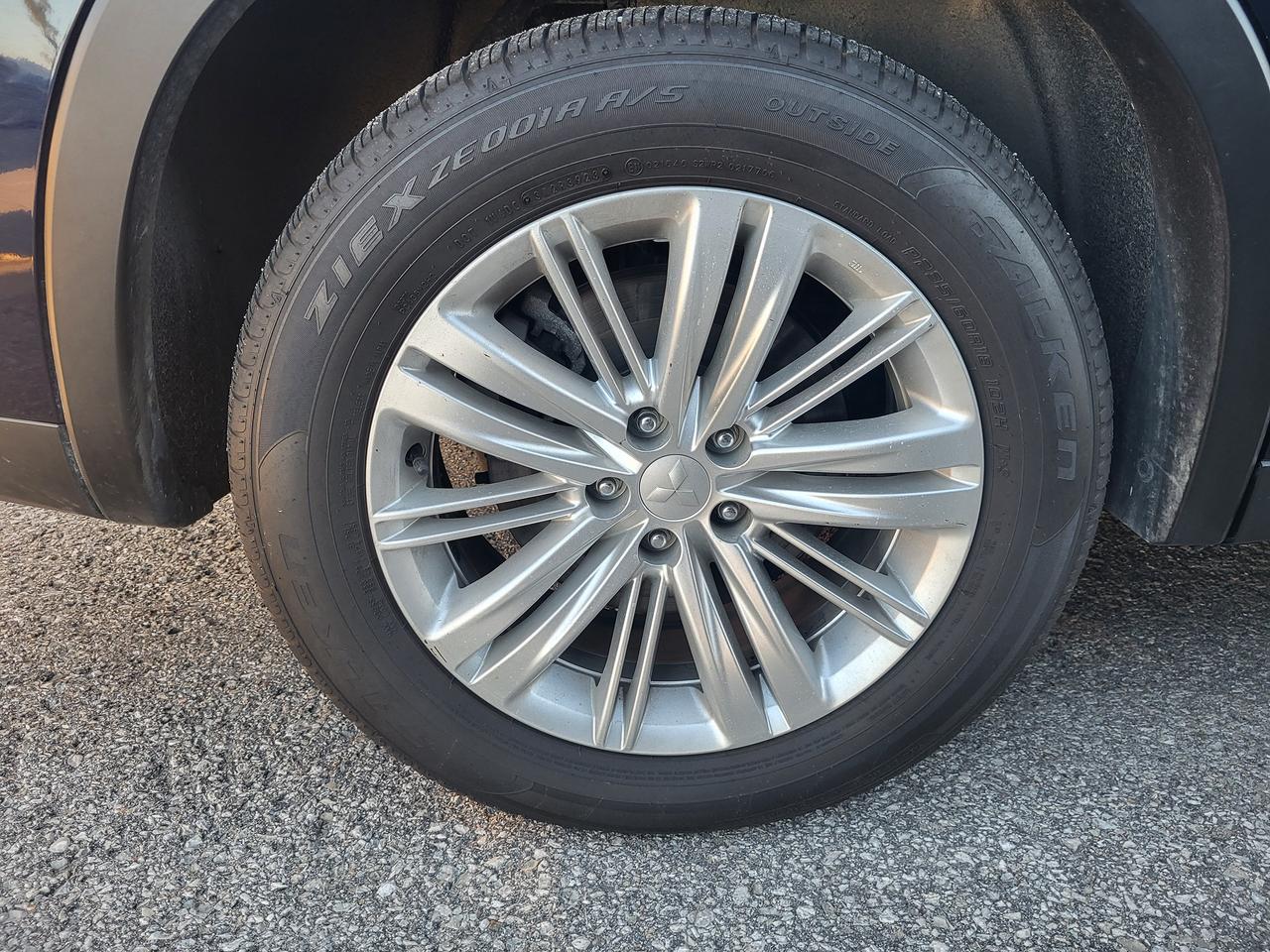 2024 Mitsubishi Outlander PHEV LE Photo