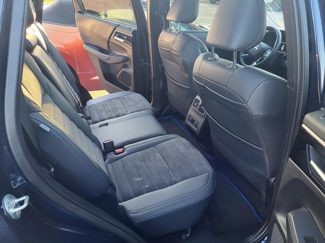 2024 Mitsubishi Outlander PHEV LE Photo