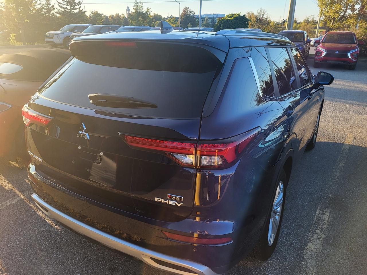 2024 Mitsubishi Outlander PHEV LE Photo