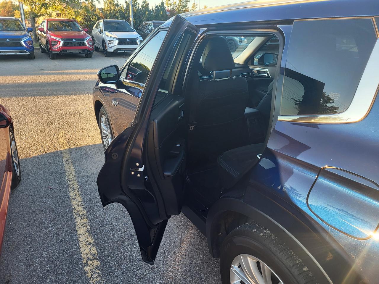 2024 Mitsubishi Outlander PHEV LE Photo