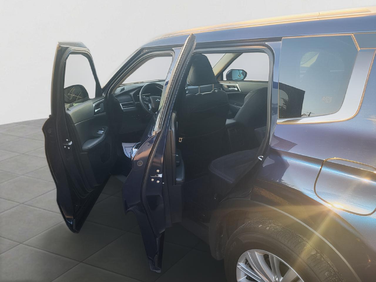2024 Mitsubishi Outlander PHEV LE Photo