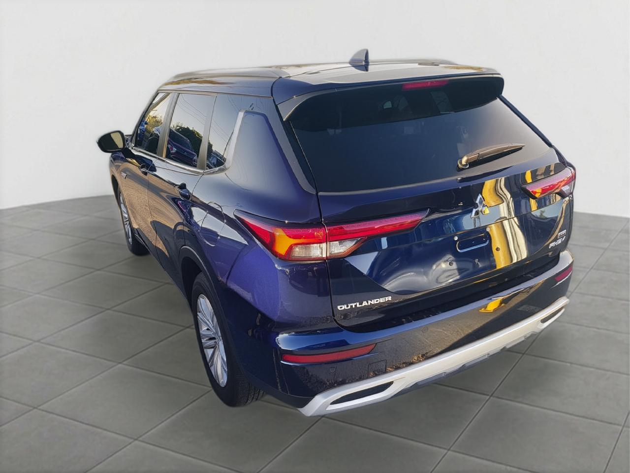 2024 Mitsubishi Outlander PHEV LE Photo