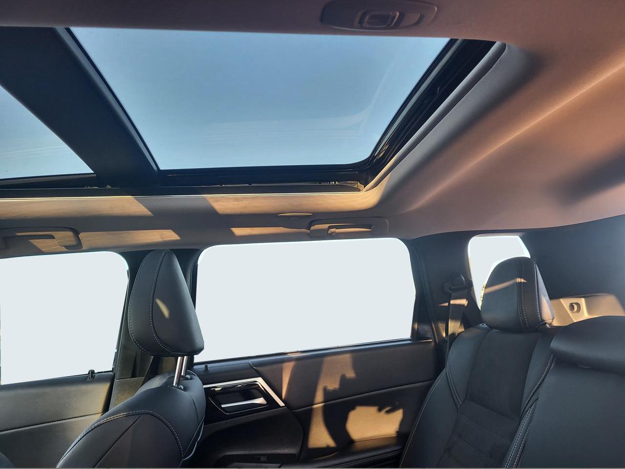 2024 Mitsubishi Outlander PHEV LE Photo