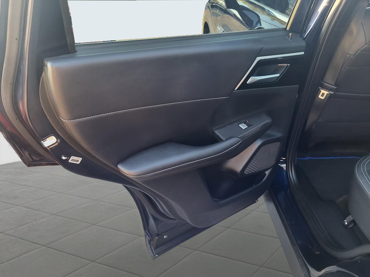 2024 Mitsubishi Outlander PHEV LE Photo