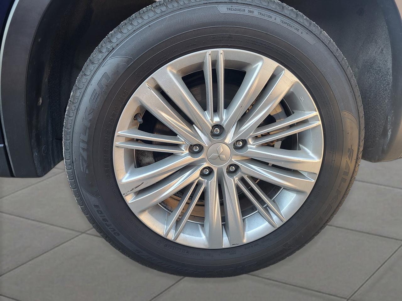 2024 Mitsubishi Outlander PHEV LE Photo