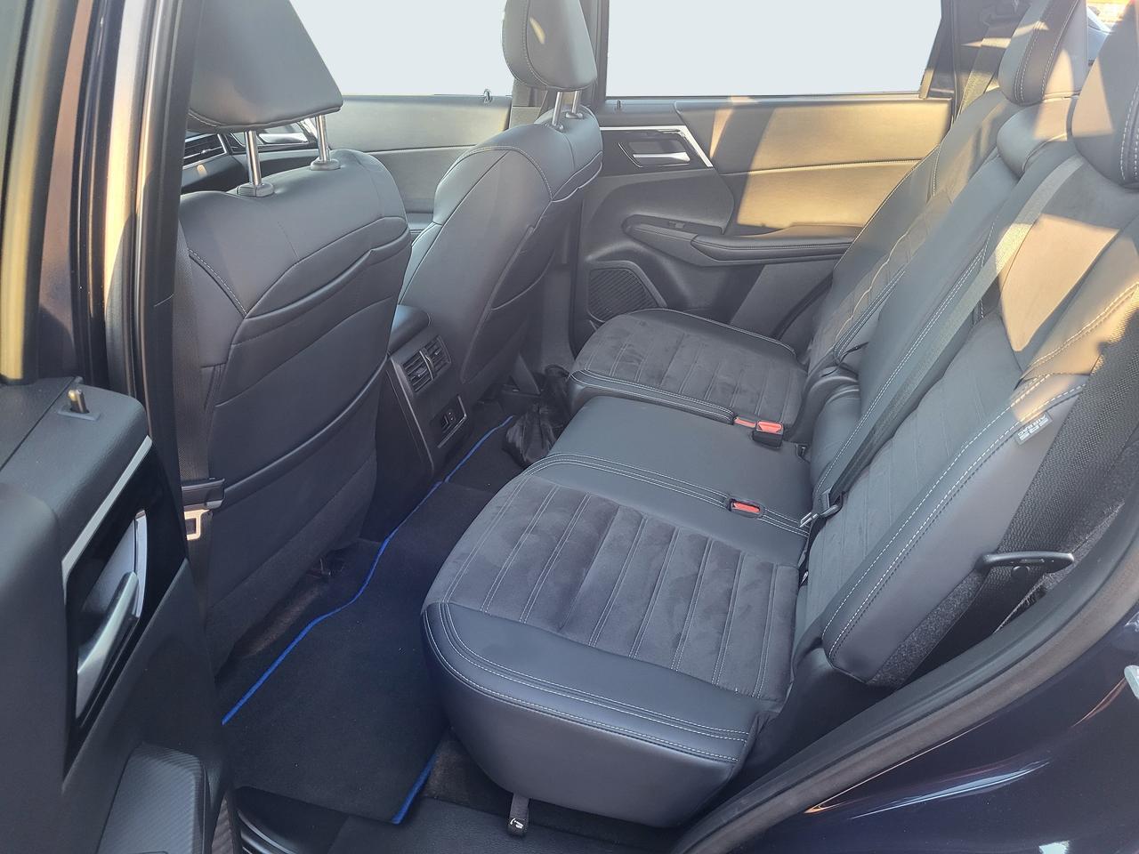 2024 Mitsubishi Outlander PHEV LE Photo