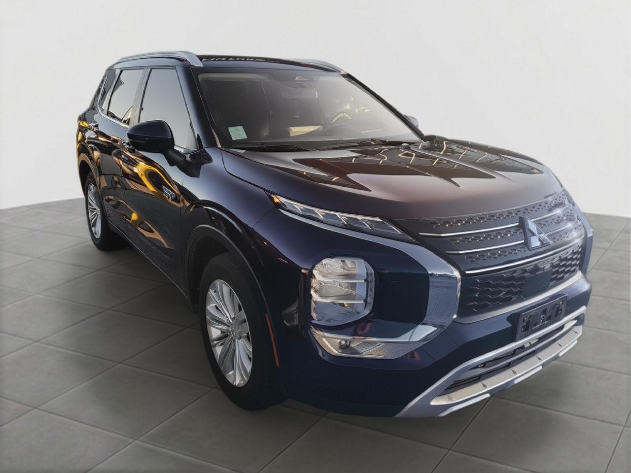 2024 Mitsubishi Outlander PHEV LE Photo2