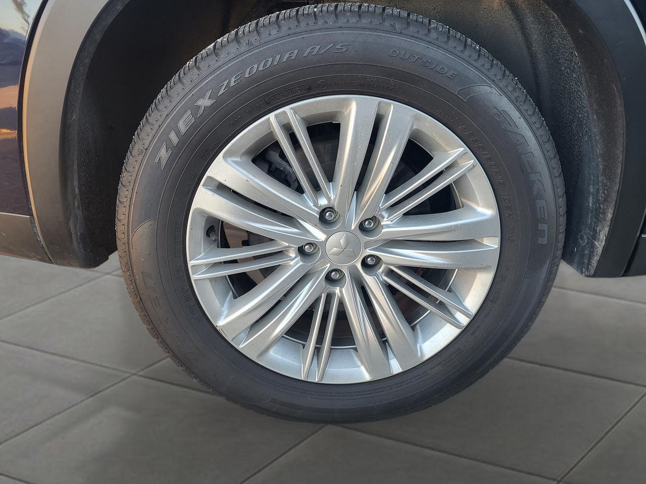 2024 Mitsubishi Outlander PHEV LE Photo