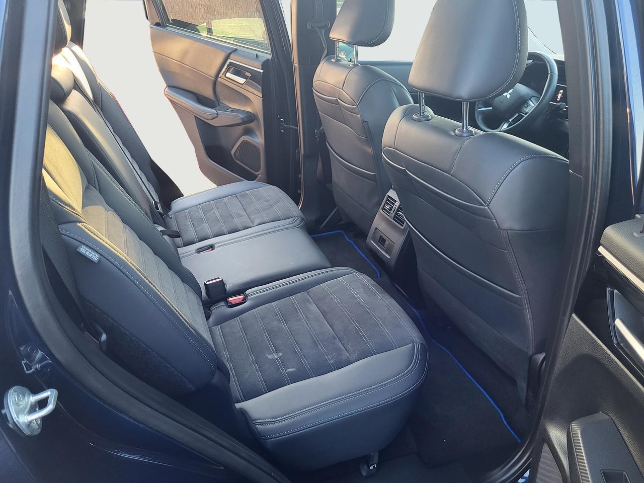 2024 Mitsubishi Outlander PHEV LE Photo