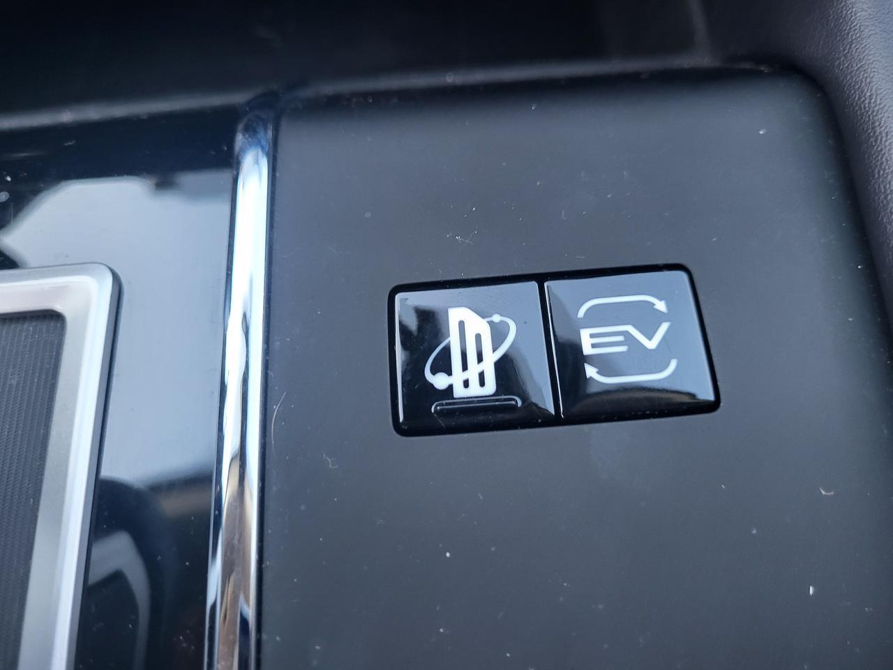 2024 Mitsubishi Outlander PHEV LE Photo