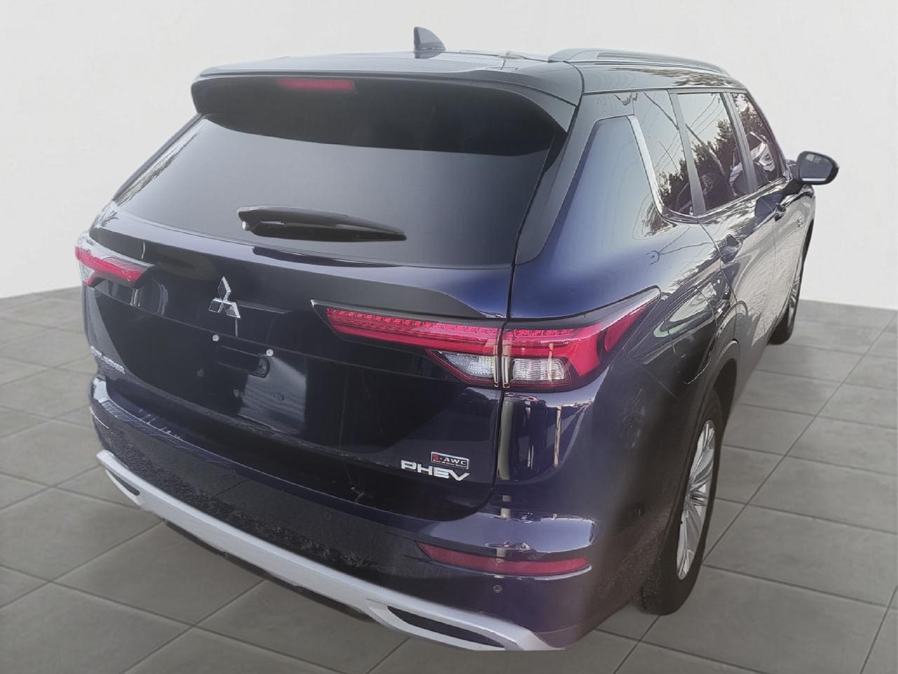 2024 Mitsubishi Outlander PHEV LE Photo4