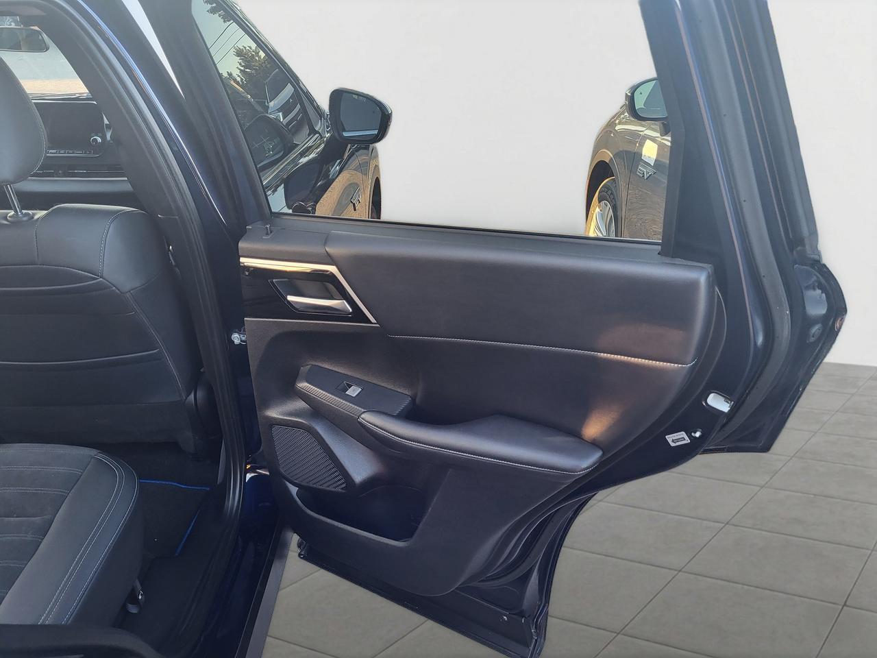 2024 Mitsubishi Outlander PHEV LE Photo
