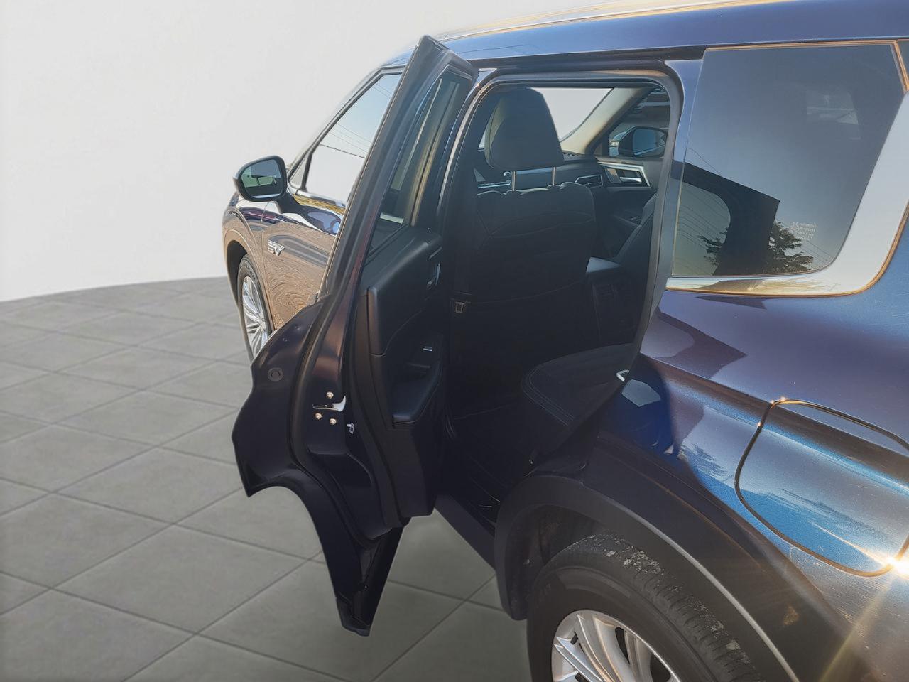 2024 Mitsubishi Outlander PHEV LE Photo