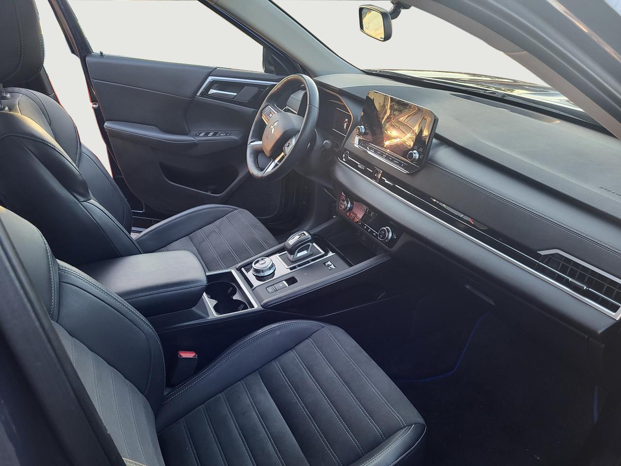 2024 Mitsubishi Outlander PHEV LE Photo